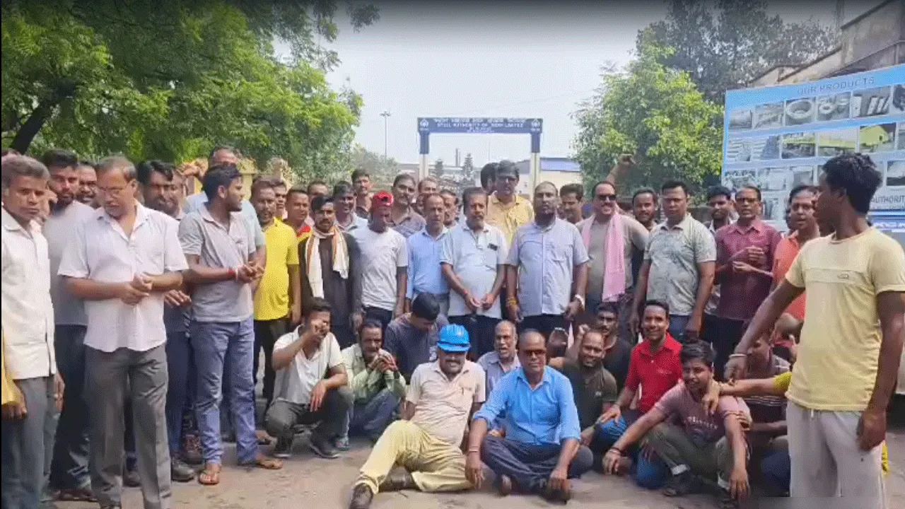 কেন্দ্রীয় হারে বেতনের দাবিতে কুলটি কারখানার ঠিকাশ্রমিকদের আন্দোলন দ্বিতীয় দিনে