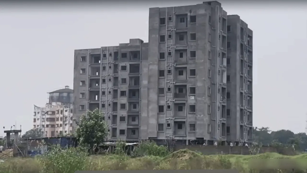 দুর্গাপুরে বেআইনি আবাসন নির্মাণের অভিযোগ ঘিরে বিতর্ক