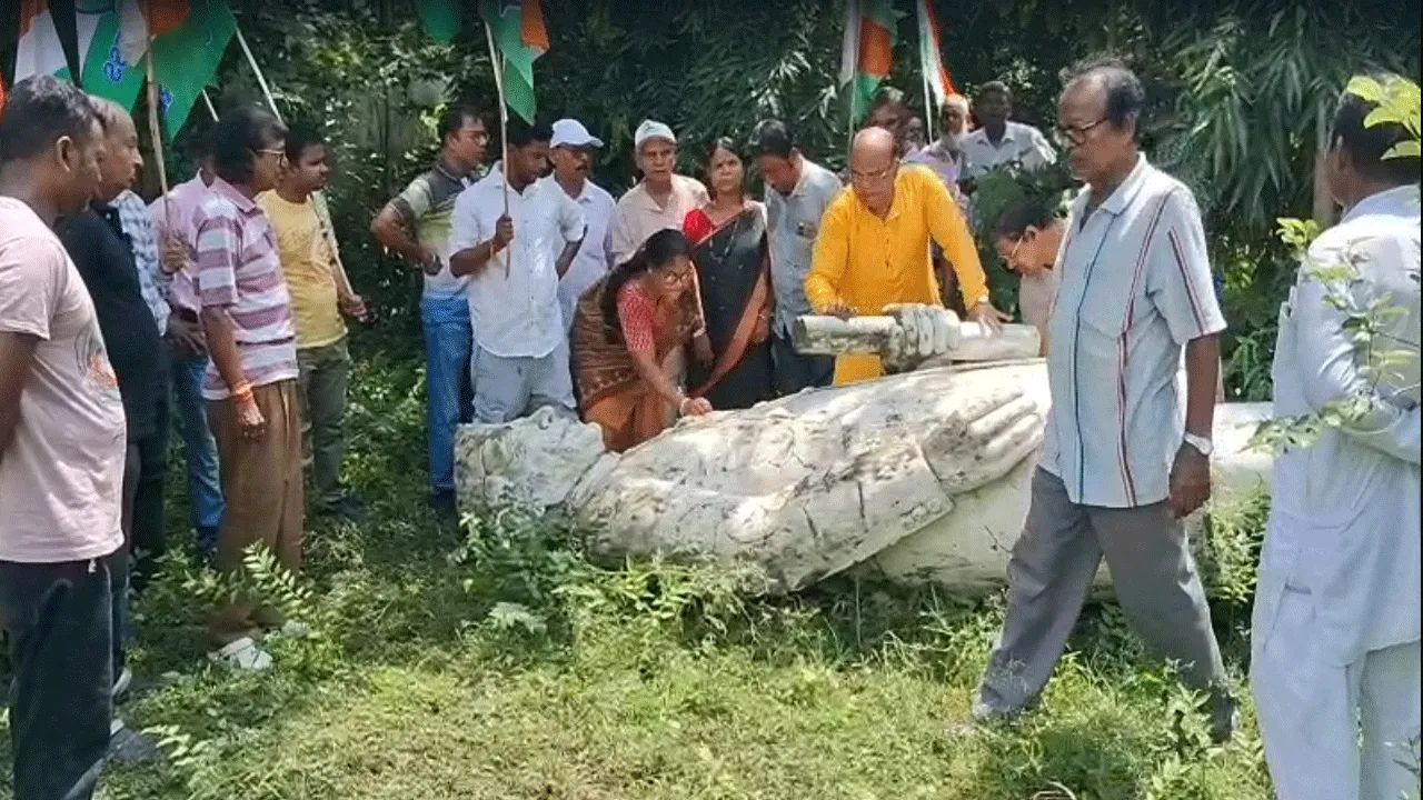 দুর্গাপুরে নেহরুর মূর্তি ক্রেন দিয়ে উপড়ে জঙ্গলে ফেলার অভিযোগ, প্রতিবাদ