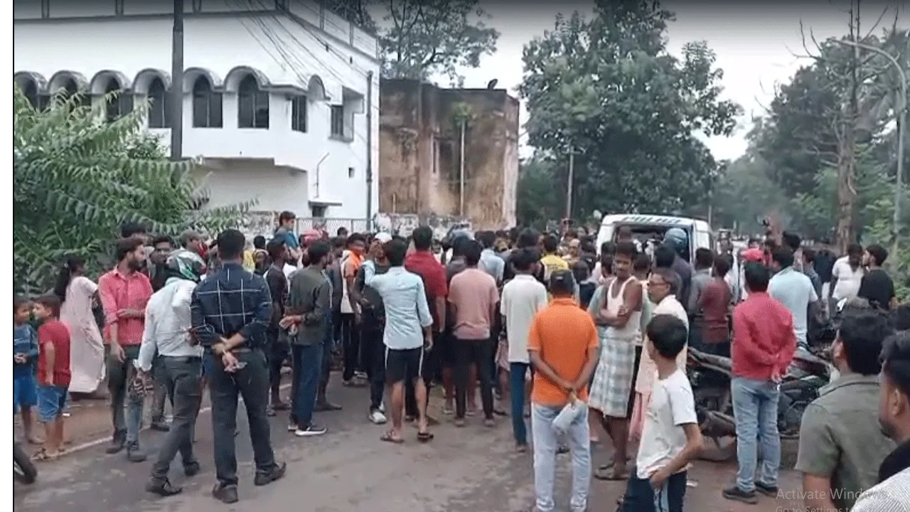 জামুড়িয়ায় মিনিবাসের ধাক্কায় কারখানার শ্রমিকের মৃত্যু, পথ অবরোধ