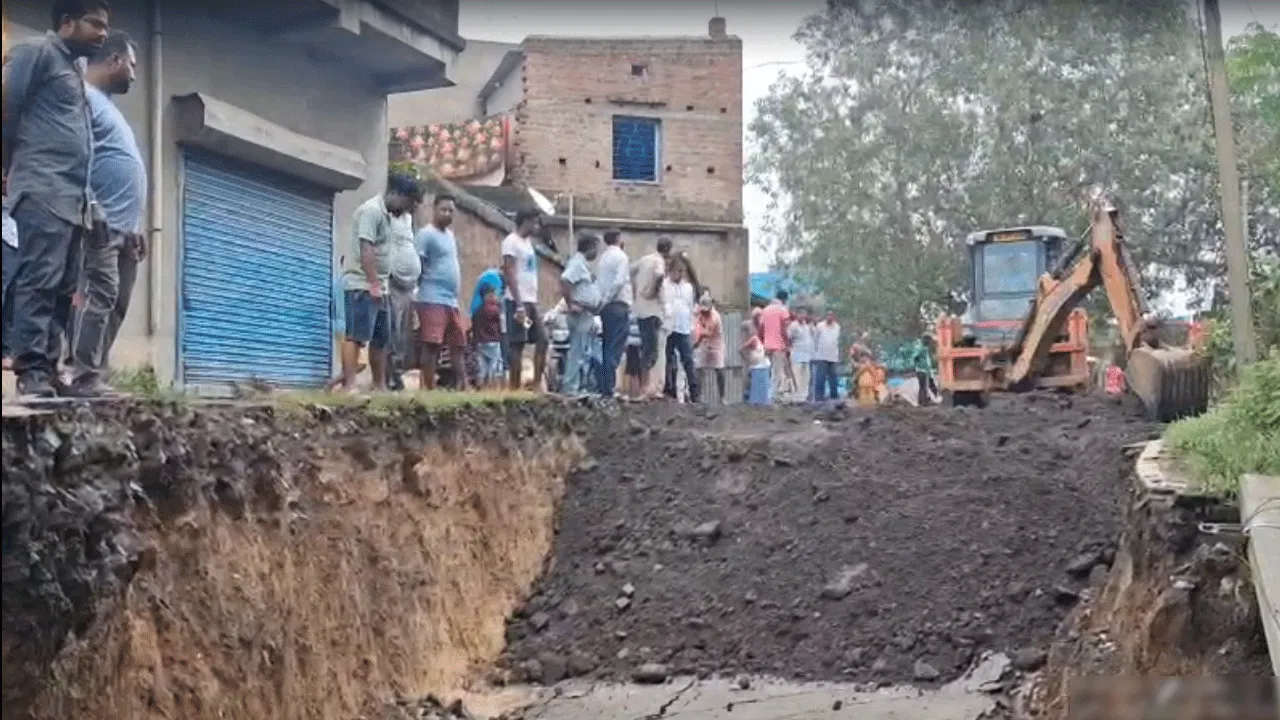 যুদ্ধকালীন তৎপরতায়  মেরামতির কাজ শুরু  ধসে যাওয়া রাস্তার