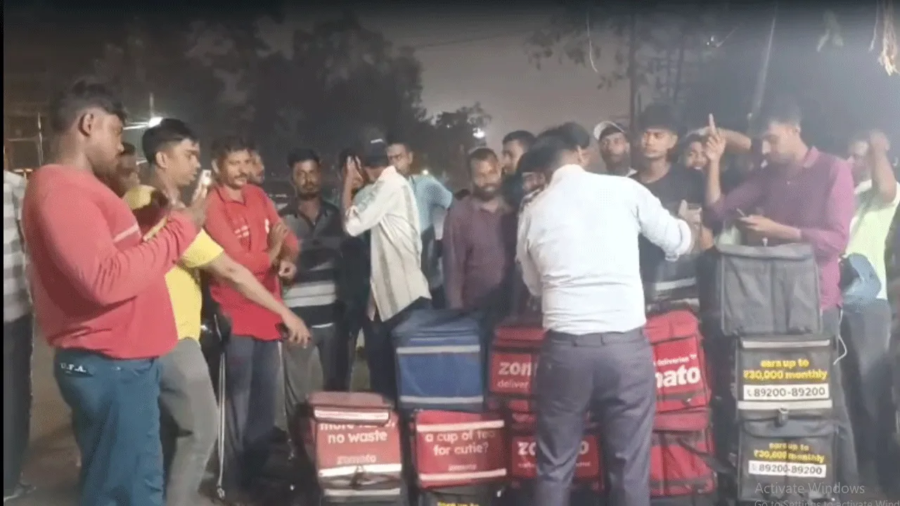 আসানসোলে স্তব্ধ জোম্যাটো পরিষেবা! বিভিন্ন দাবিতে অনির্দিষ্টকালের কর্মবিরতিতে ডেলিভারি পার্টনাররা