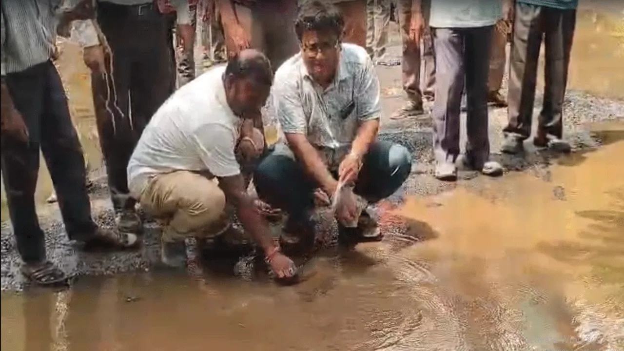 বেহাল রাস্তা, জমা জলে মাছ ছেড়ে দুর্গাপুরে  সিপিআইএমের বিক্ষোভ