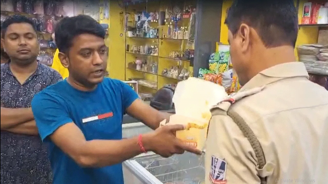 দুর্গাপুরের নামী বেকারিতে পচা পিৎজা বিক্রি, দোকান বন্ধ করল পুলিশ