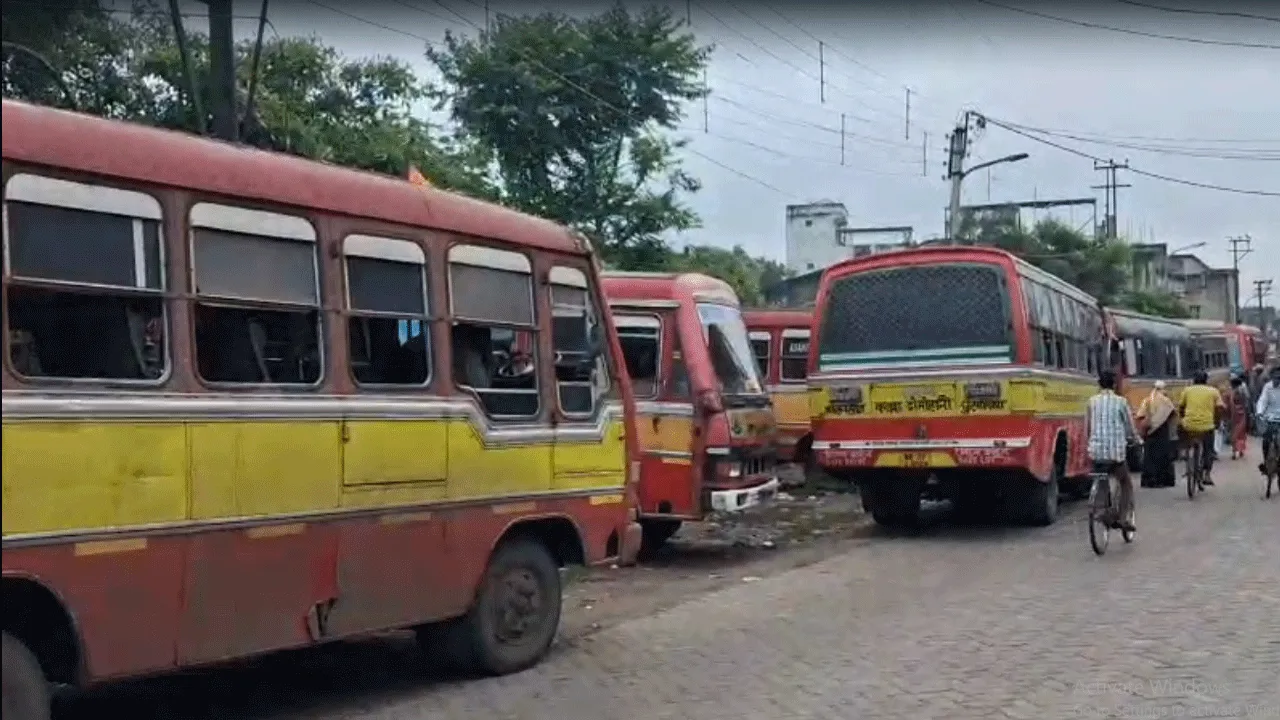 টোটোর দাপটে আসানসোলে টানা ৫ দিন মিনিবাস ধর্মঘট