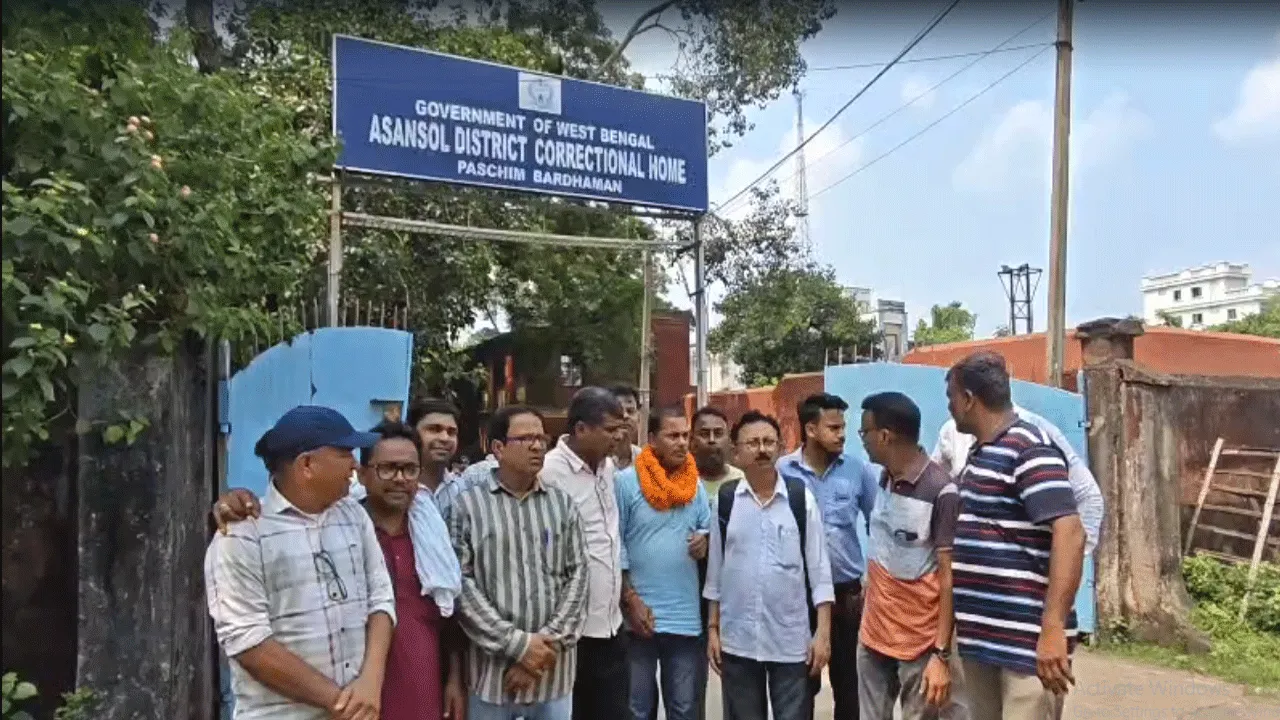 বাগেশ্বর বাবার অপমানের অভিযোগে ৪ দিন পর জেল থেকে মুক্তি কংগ্রেস নেতার, সংবর্ধনা কর্মীদের