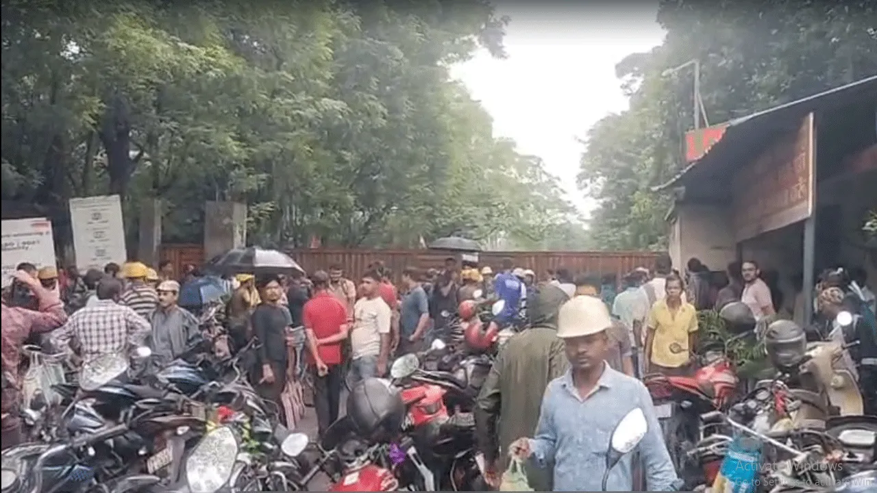 বহিরাগত ইস্যুতে বেসরকারি কারখানার গেট আটকে বিক্ষোভ গ্রামবাসীদের