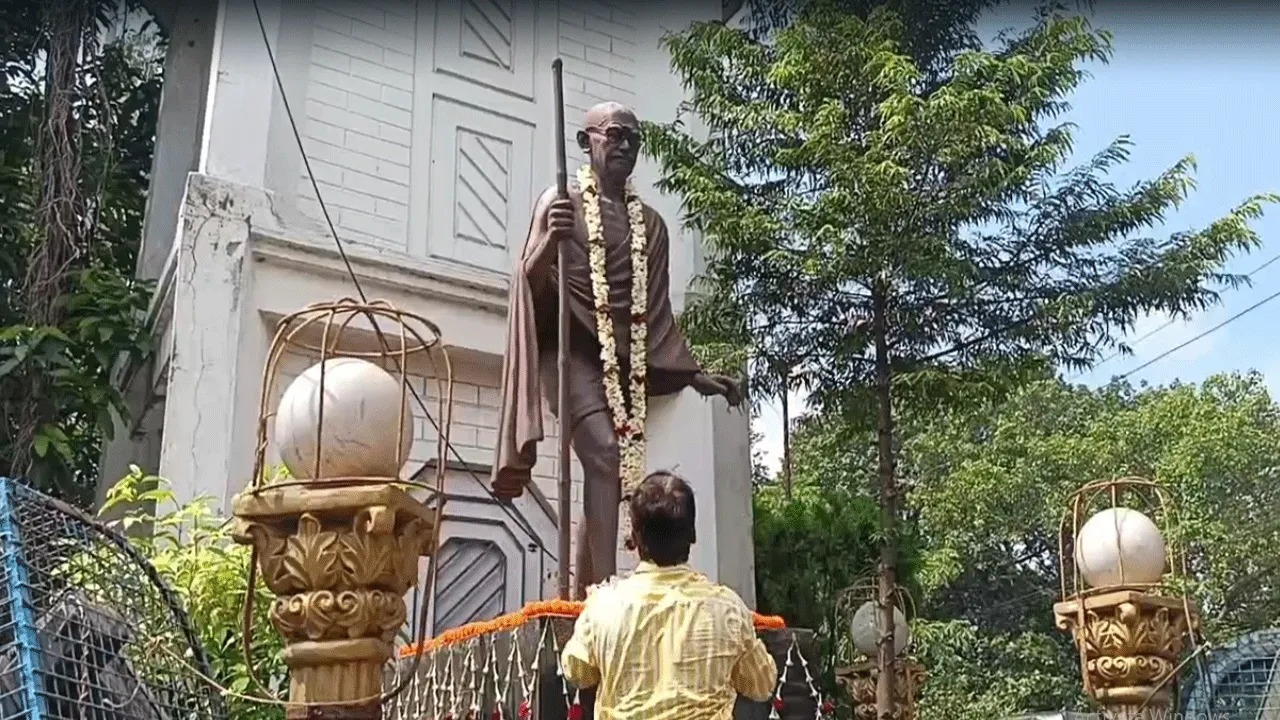 গান্ধী জয়ন্তীতে আসানসোল পুরনিগমের শ্রদ্ধার্ঘ্য, শহর পরিচ্ছন্ন রাখার বার্তা কমিশনারের