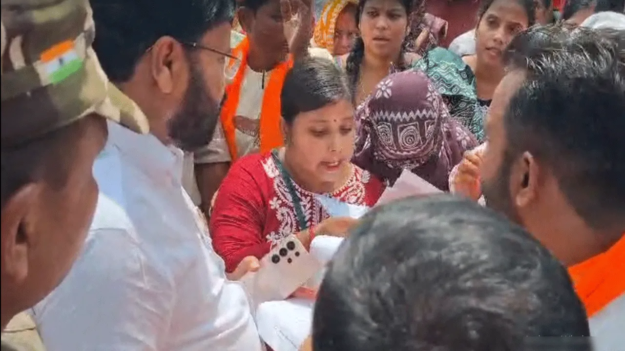 অন্নপূর্ণা যোজনার টাকা না পেয়ে ক্ষোভ, বিধায়ককে ঘিরে বিক্ষোভ মহিলাদের