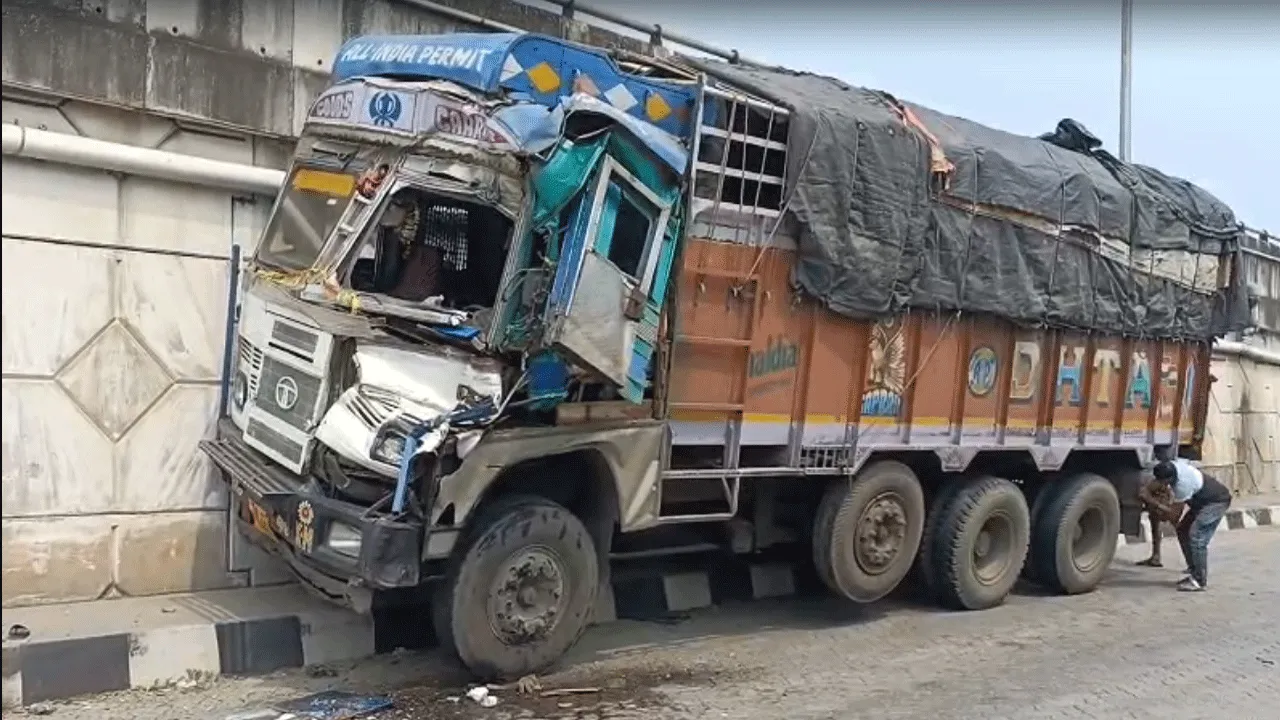 পানাগড় বাইপাসে লরির ব্রেক ফেল, চারচাকা বাঁচাতে ডাম্পারের পিছনে ধাক্কা, জখম ২