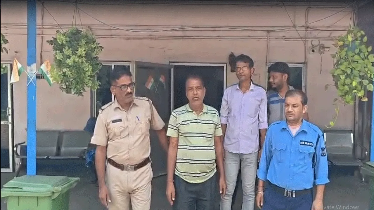 সালানপুরে পুলিশের বড় সাফল্য:ঝটিকা অভিযান, বেআইনি মদসহ গ্রেফতার ৩