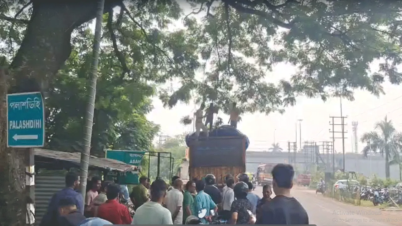 পুলিশের তাড়া খেয়ে পাঁচগাছিয়ায় ব্যাঙ্কের দেওয়ালে ধাক্কা কয়লা বোঝাই ট্রাকের