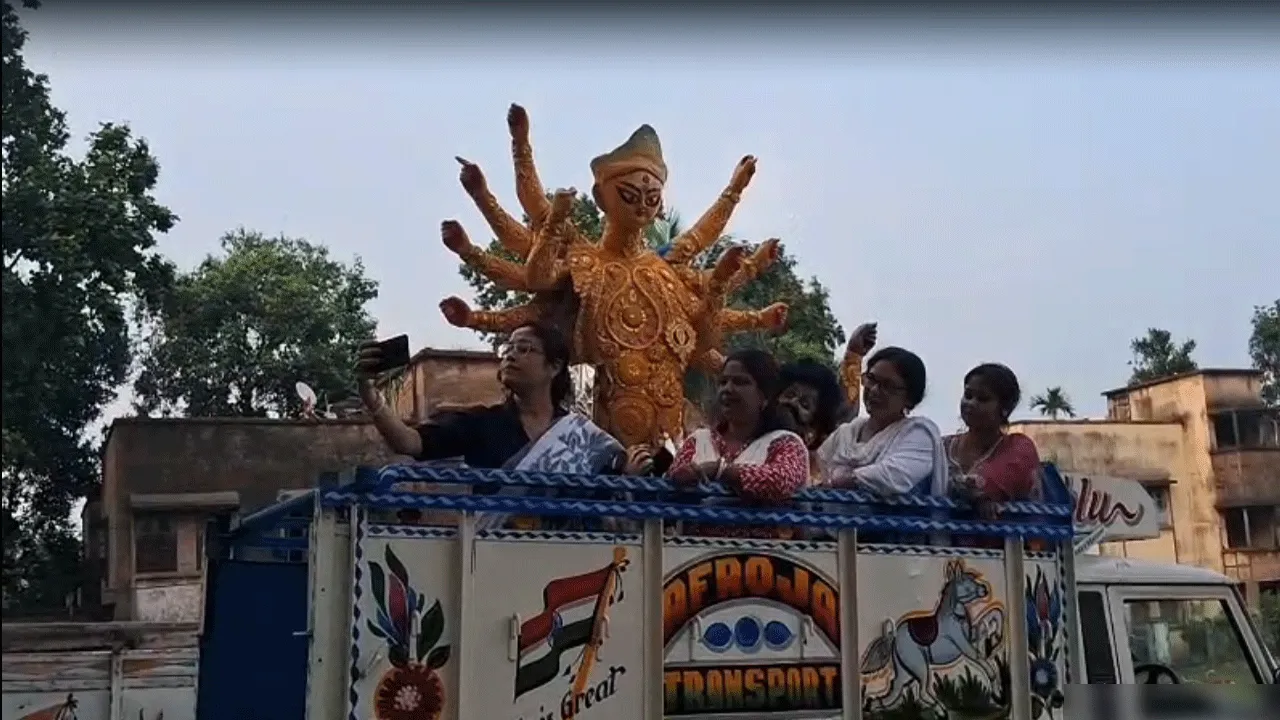 মুখে হাসি, সেলফির আমেজ, কাঁকসায় প্রতিমা বরণে ঘরের মেয়েদের হাত ধরে শুরু পুজো কাউন্টডাউন