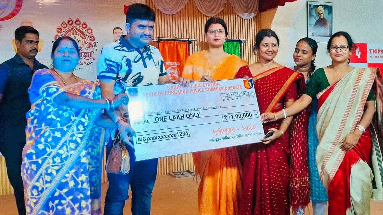 কাঁকসায় ১২৪ দুর্গাপূজা কমিটি অনুদান তুলে দেওয়া হল