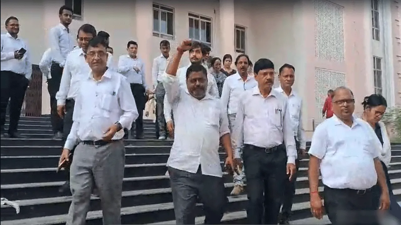 দুর্গাপুরে নতুন আদালত ভবনে নথি স্থানান্তরের নির্দেশের প্রতিবাদে কর্মবিরতিতে আইনজীবীরা