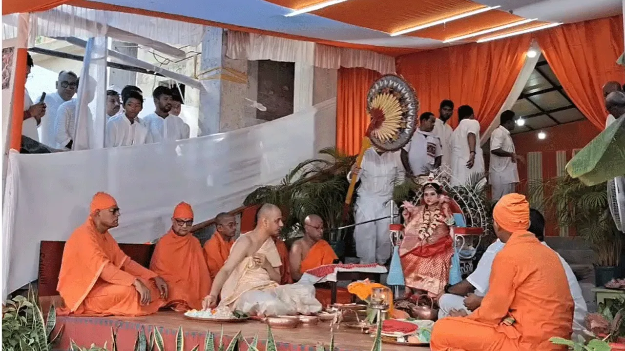 জলপাইগুড়ি রামকৃষ্ণ মিশনে মহাসমারোহে উদযাপিত হলো ঐতিহ্যবাহী কুমারী পূজা