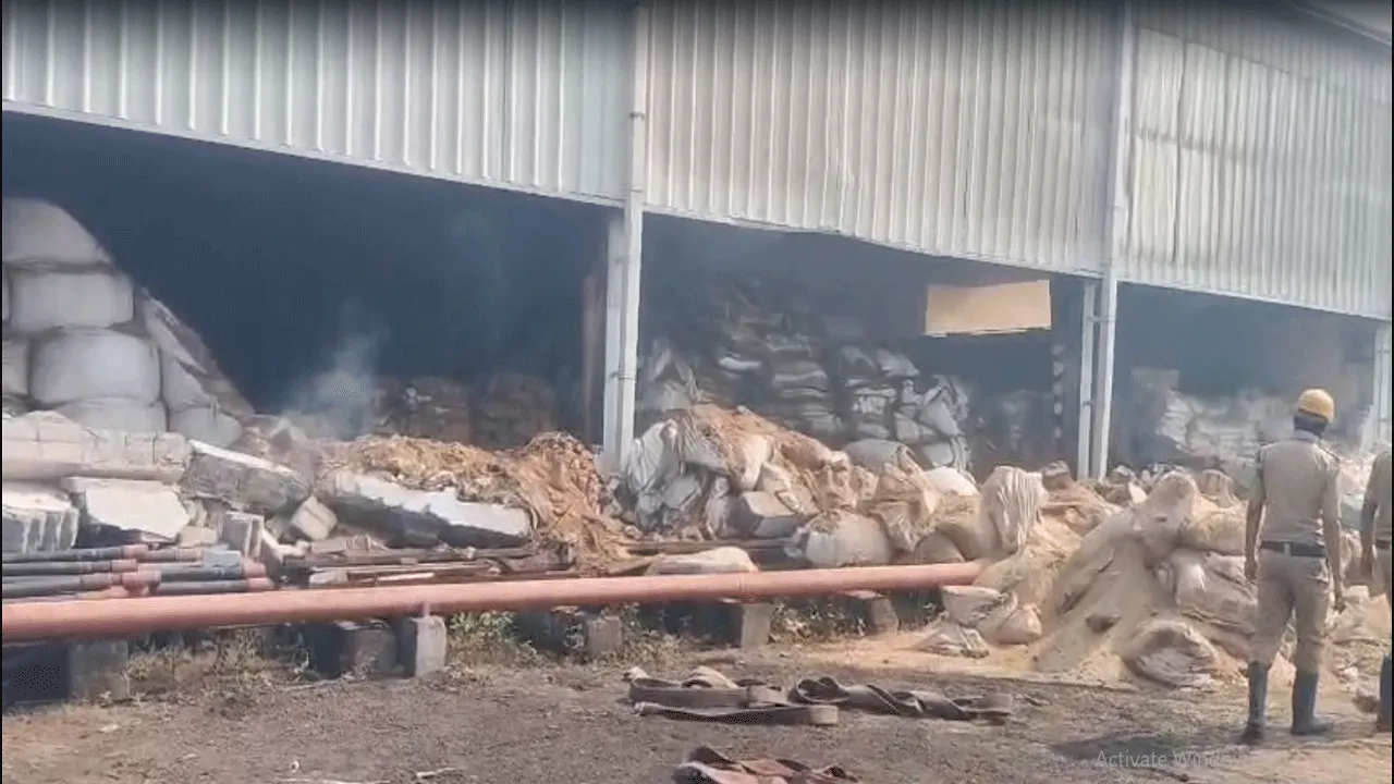 দুর্গাপুরের গোপালপুরে এসার অয়েলের ওয়্যারহাউসে ভয়াবহ অগ্নিকাণ্ড