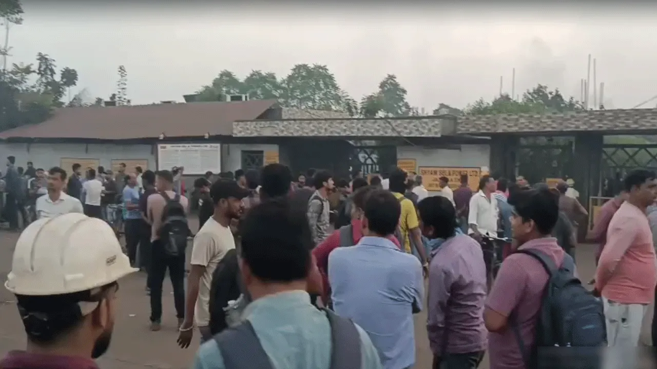 জামুড়িয়ায় কারখানা থেকে শ্রমিকের দেহ উদ্ধার: ২০ লক্ষ টাকা ক্ষতিপূরণ ও চাকরির প্রতিশ্রুতিতে মিটল বিক্ষোভ