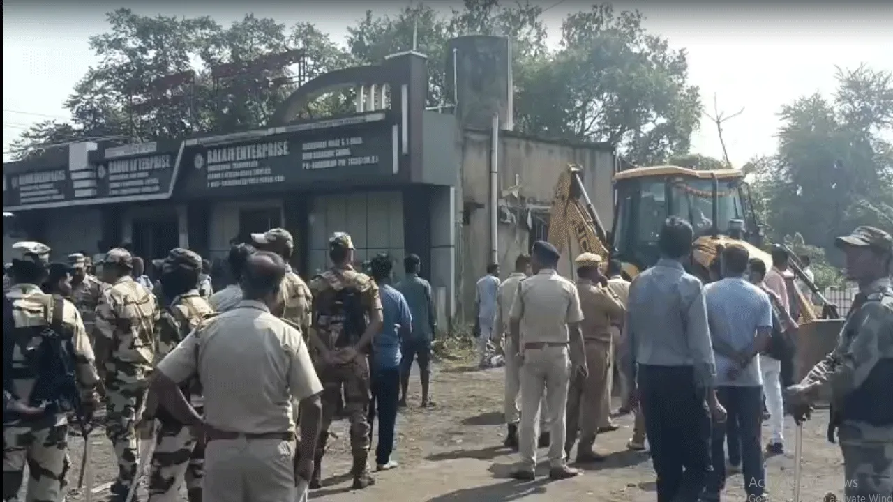 আদালতের নির্দেশে কুলটিতে বুলডোজার দিয়ে ভাঙা হলো তৃণমূল নেতার বাবার অফিস