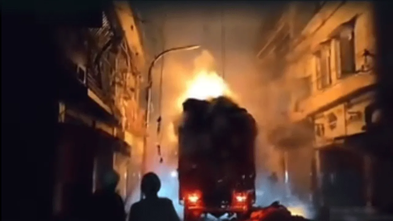 রানীগঞ্জে ট্রান্সফরমারে ধাক্কা লেগে তুলো বোঝাই লরিতে ভয়াবহ আগুন, বিদ্যুৎ বিচ্ছিন্ন এলাকা
