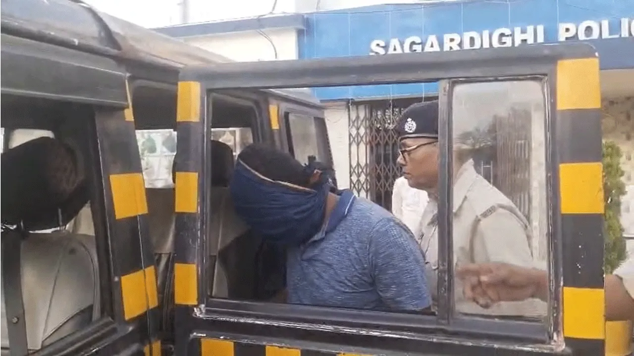 বাংলাদেশি নাগরিককে আটক করল সাগরদিঘি থানার পুলিশ