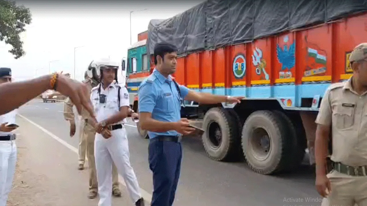 দুর্গাপুরে জাতীয় সড়কে উল্টো পথে গাড়ি চলাচল, আটক পুলকার, কড়া অভিযানে পুলিশের
