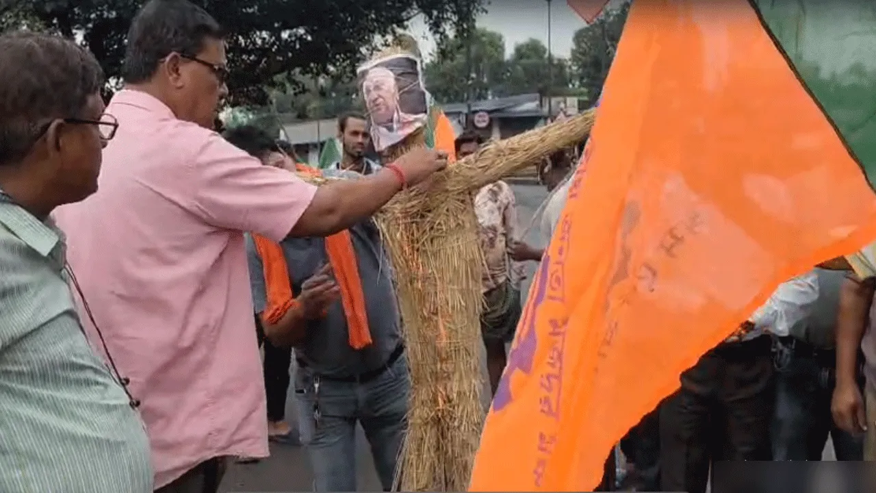 প্রধানমন্ত্রীকে কুরুচিকর মন্তব্য. প্রতিবাদে খাড়গের কুশপুতুল দাহ বিজেপি মজদুর মঞ্চের