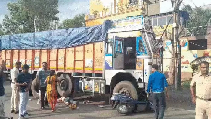 বারো চাকা ট্রাকের তলায় ঢুকে গেল স্কুটি, গুরুতর জখম ১