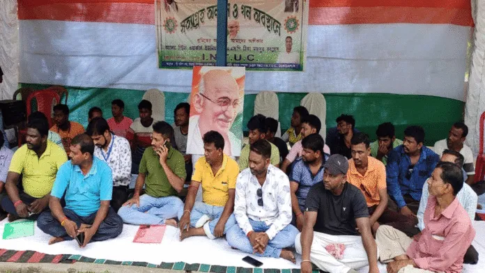 শহরের দুটি ইস্পাত কারখানায় একই দিনে অবস্থান বিক্ষোভ