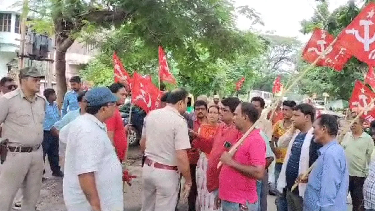 শহরের রাস্তা সংস্কারের দাবিতে পথ অবরোধ করে বিক্ষোভ সিপিএমের