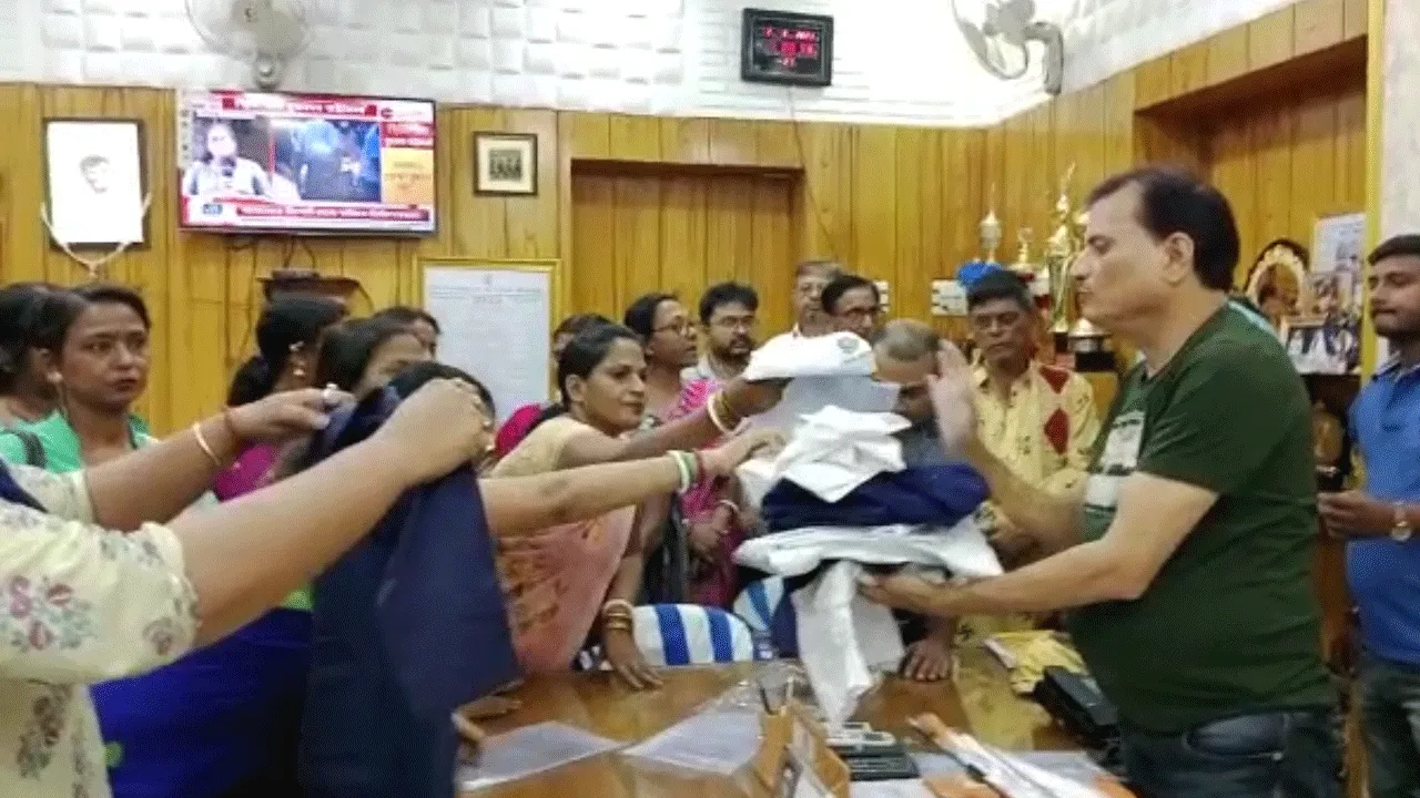 সরকারি বিদ্যালয়ের পড়ুয়াদের পোশাক তৈরি করে নজির স্বনির্ভর গোষ্ঠীর