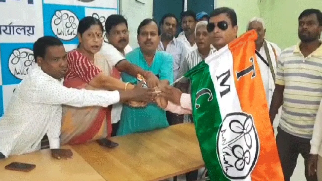 সেতুর দাবী পূরণ করতে গ্রামবাসীদের দ্বারা জয়ী নির্দল প্রার্থীর তৃণমূলে যোগ