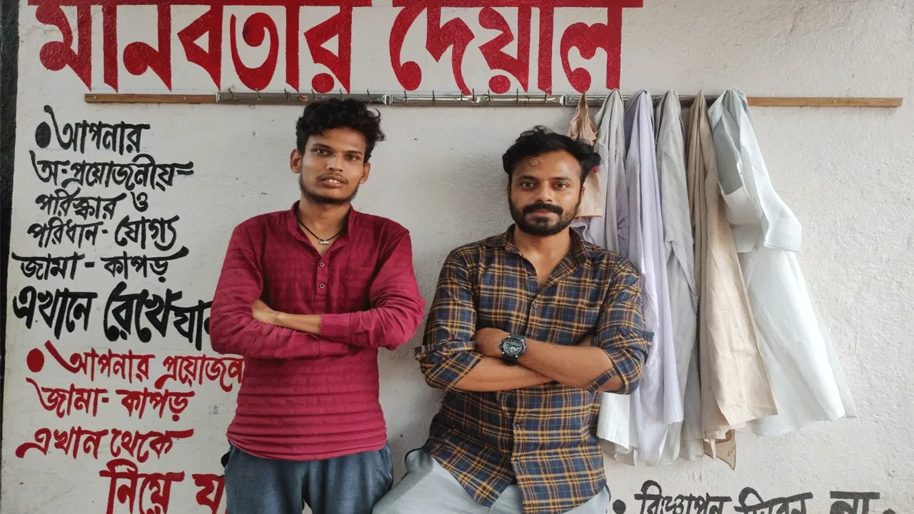 ভেদুয়াশোলের ‘মানবতার দেওয়াল’ দুস্থদের কাছে উপহার