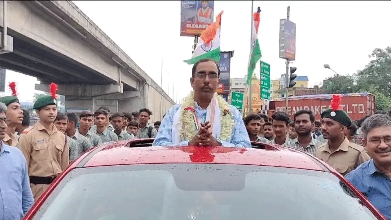 ভাঙা মন শক্ত করে জাতীয় শিক্ষকের স্বীকৃতি দুর্গাপুরের শিক্ষকের