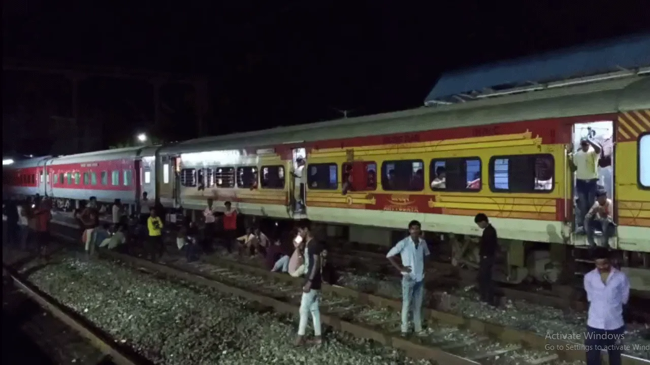 বীরভূমে বেঙ্গালুরু যশবন্তপুর এক্সপ্রেসে আগুন লেগে আতঙ্ক