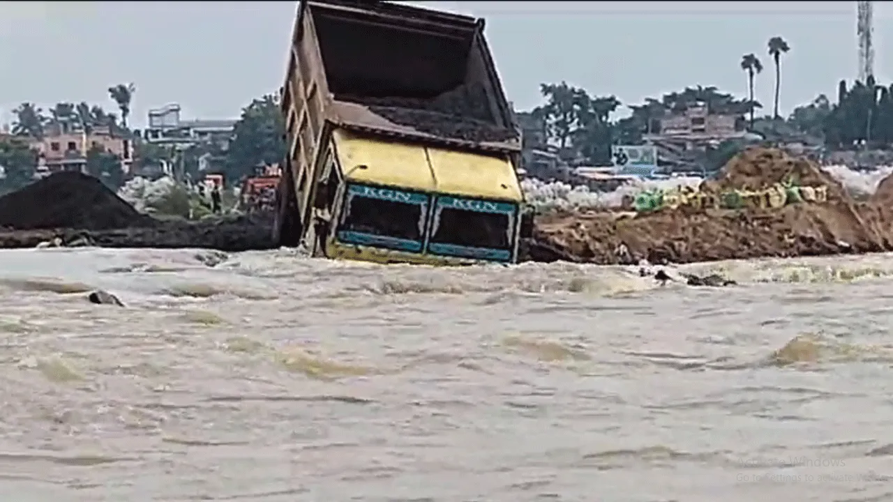 মাঝ নদীতে আটকে গেল পাথর বোঝাই ডাম্পার, প্রাণে বাঁচলো চালক খালাসি