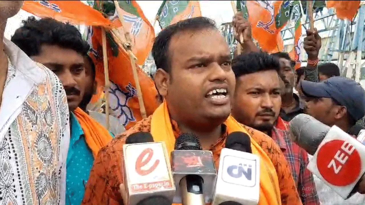 বেহাল দুর্গাপুরের ব্যারাজ রোড সংস্কারের দাবি