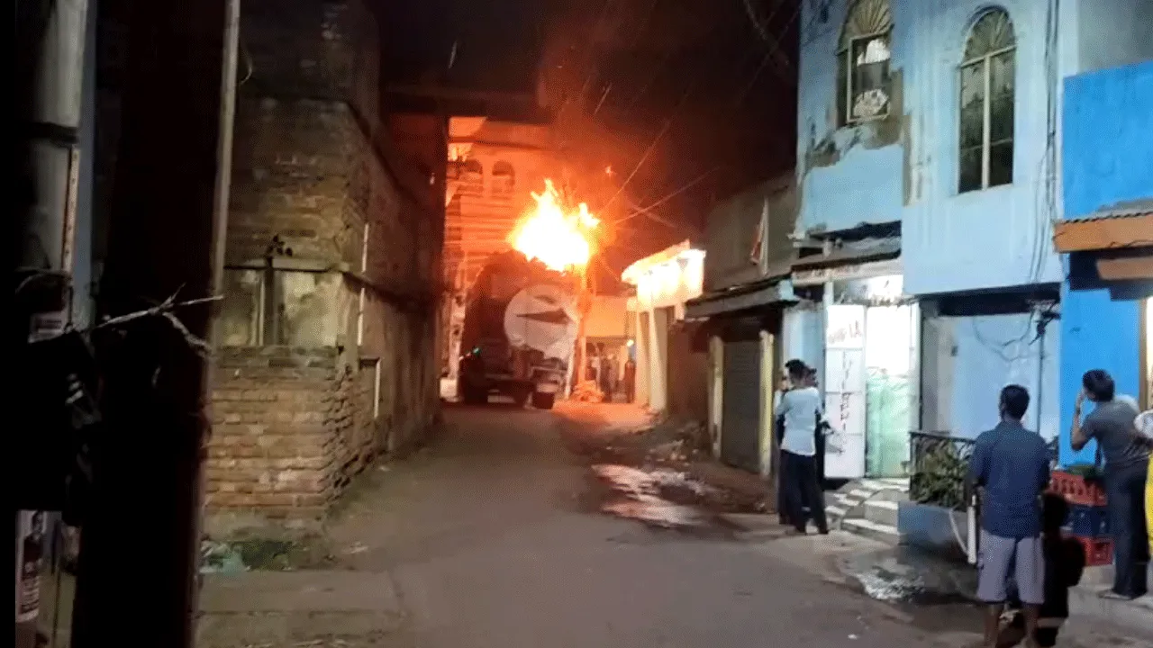 শর্টসার্কিট থেকে চলন্ত ট্রাকে আগুন , চাঞ্চল্য