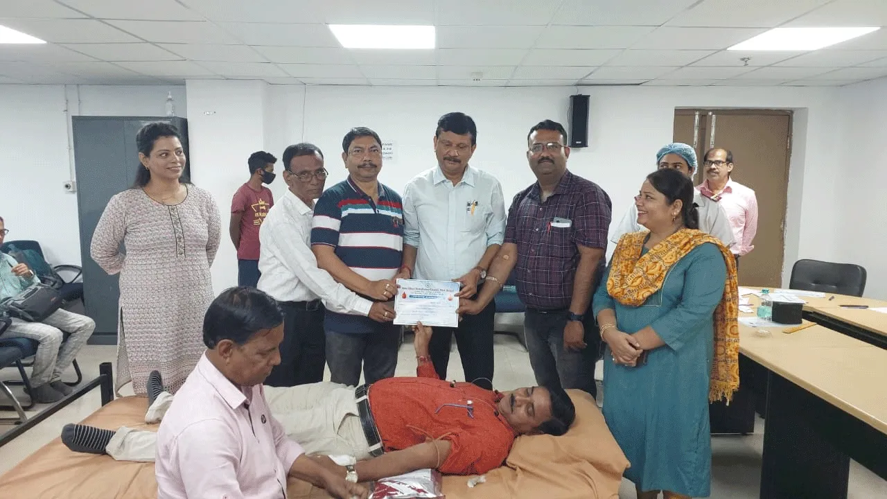 রক্ত সংকট মেটাতে চিকিৎসক স্বাস্থ্য কর্মীদের রক্তদান
