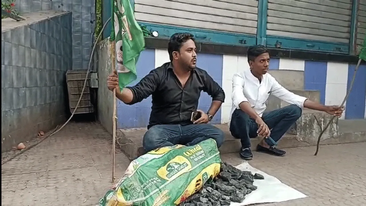 কয়লা বিক্রি করে অভিনব প্রতিবাদ