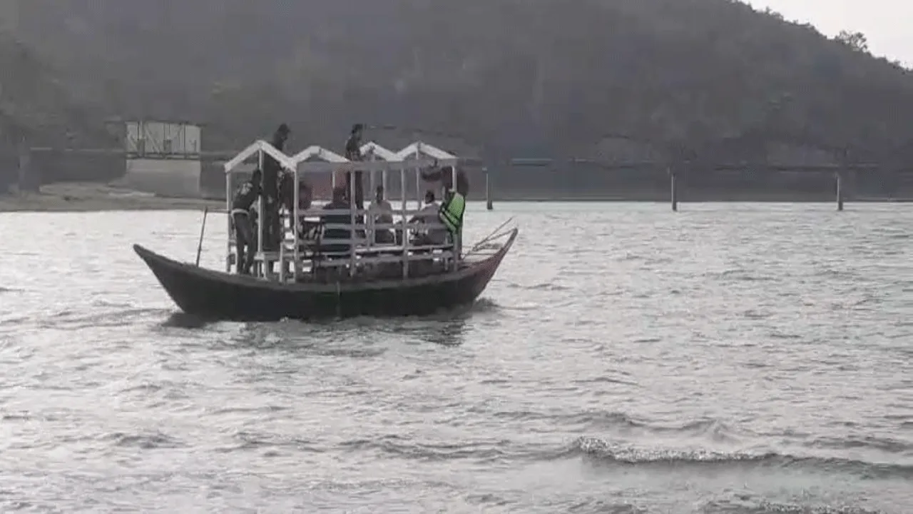 প্রশাসনিক হস্তক্ষেপে মিটল মাইথনের নৌকাচালকদের সমস্যা