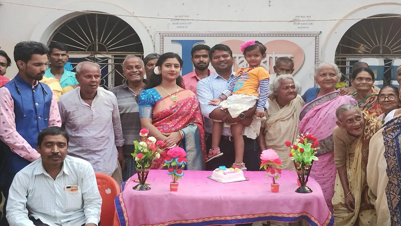বৃদ্ধাবাসে বিবাহ বার্ষিকী পালন করলেন বিডিও