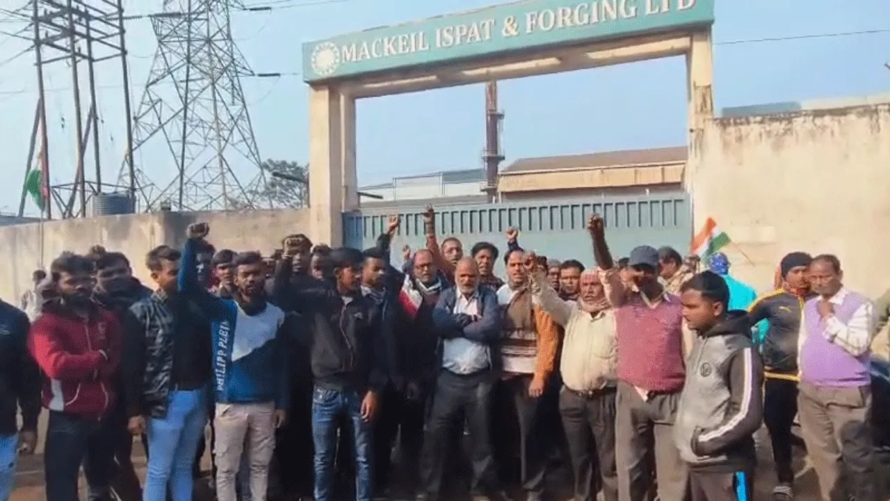 আইএনটিটিইউসির পতাকা নিয়ে কারখানার গেট বন্ধ করে বিক্ষোভ শ্রমিকদের, উত্তেজনা