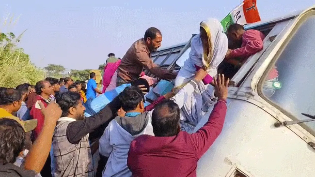 কাঁকসায় সবজি ক্ষেতে উল্টে গেল বাস