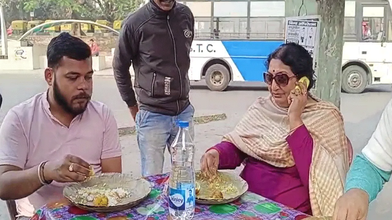 মা ক্যান্টিনে মধ্যান্নভোজন সারলেন চেয়ারপারসন অনিন্দিতা মুখোপাধ্যায়