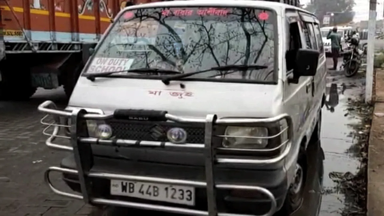 ট্রাফিক সিগন্যাল ভেঙে ধৃত মদ্যপ পুলকার চালক,রক্ষা ক্ষুদে পড়ুয়াদের