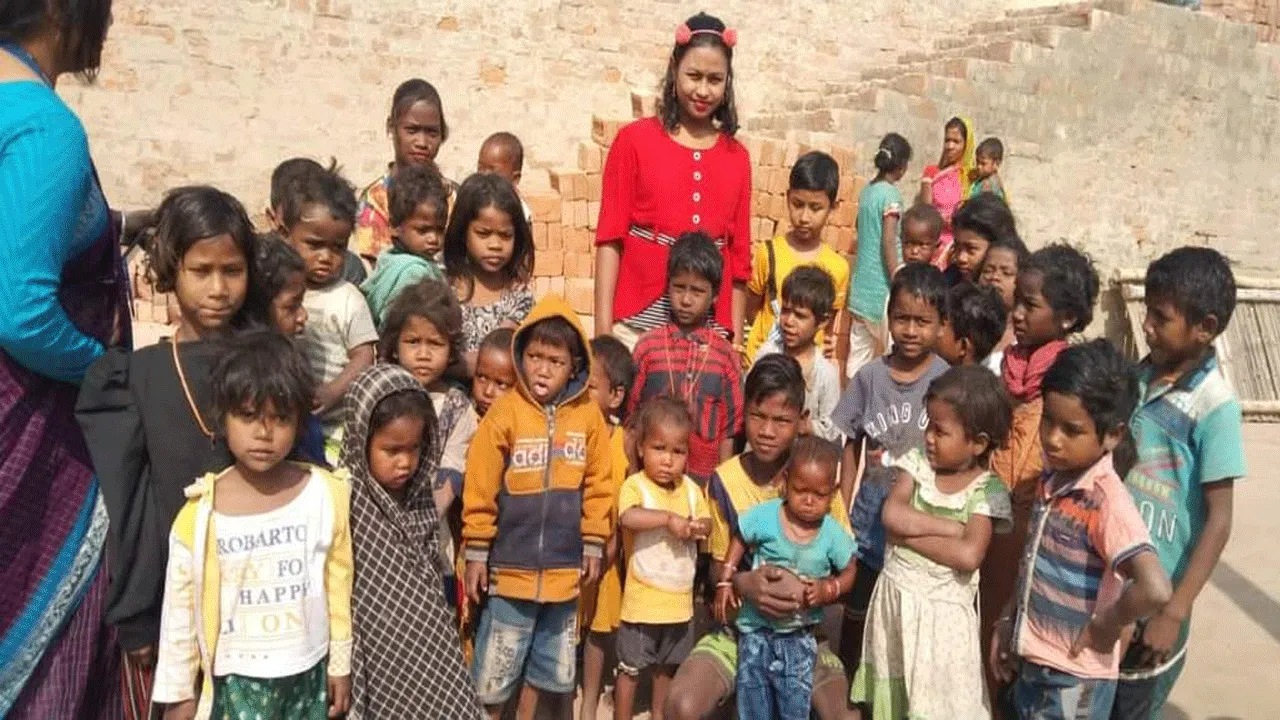 ইঁটভাটার বাচ্চাদের সঙ্গে মেয়ের জন্মদিন পালন ‘বিশ্বাস’ দম্পতি