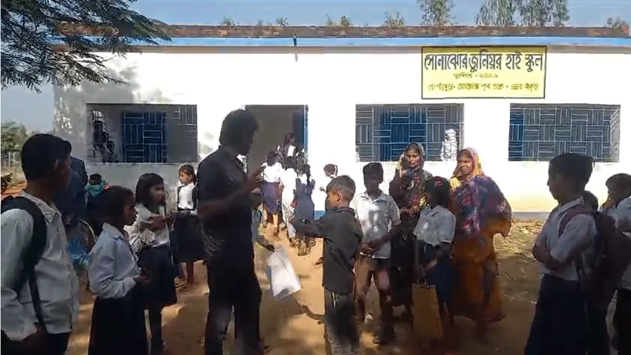 অতিরিক্ত ভর্তি ফ্রি নেওয়ার অভিযোগে প্রধান শিক্ষক ও সহশিক্ষককে ঘিরে বিক্ষোভ