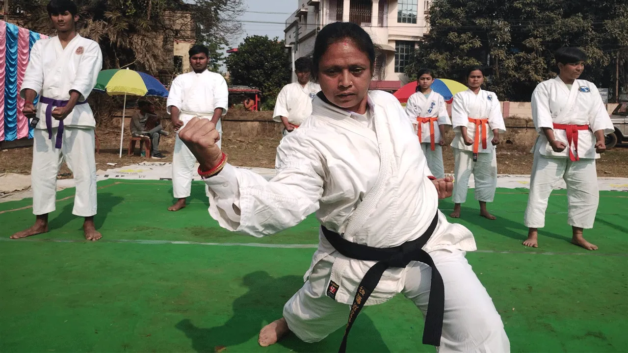 মহিলা কাউন্সিলর ইতু দাস আত্মরক্ষার্থে ৬৫ জনকে ক্যারাটে প্রশিক্ষণ