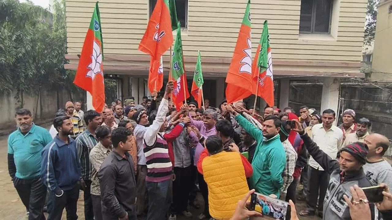 তৃনমুল ছেড়ে বিজেপিতে যোগ আসানসোল রেল স্টেশনের ১৫০ হকারের